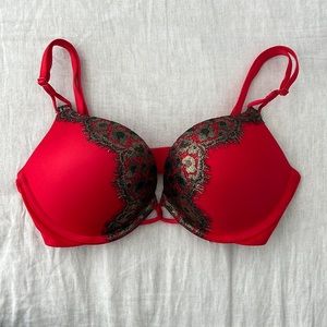 Victoria’s Secret Bombshell Plunge 32C